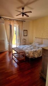 Serra San QuiricoFontecorona Bed and Breakfast的一间卧室配有一张床和吊扇