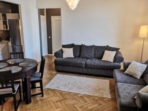 塔林Gonsiori 3 Tenors Apartment的客厅配有沙发和桌子