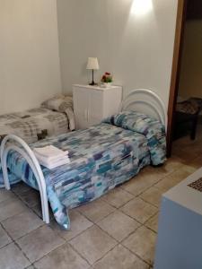 Città GiardinoDependance Sabrina的配有一张床和一张桌子及椅子的房间