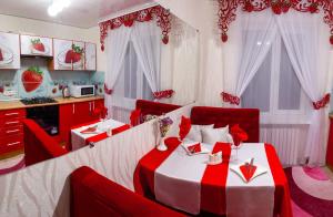 克里沃罗格Luxury apartment Sicheslavska street的红色和白色的房间,设有床和厨房