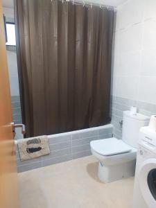卡沃内拉斯Luz de Mar.的带淋浴帘和卫生间的浴室