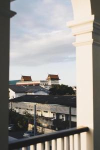 普吉镇Shunli Hotel - SHA Extra Plus的阳台享有建筑的景致。