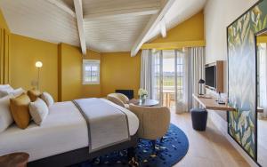 圣艾米隆格兰德巴拉伊城堡度假温泉酒店的酒店客房设有一张大床和一台电视。