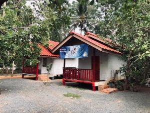 Ban BoGarden Home, Chanthaburi的一间白色的小房子,有红色的屋顶