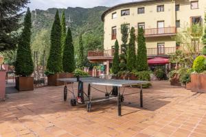 里贝拉德卡多斯嘉多斯酒店的大楼前的乒乓球桌