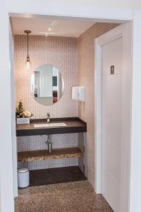 贝尼多姆坎波索尔酒店的一间带水槽和镜子的浴室