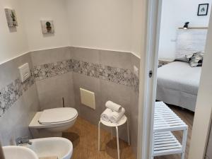 阿尔盖罗Catalogna10 Rooms的一间带卫生间和床的小浴室