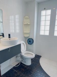 乔木提恩海滩Jomtien Hostel 3的白色的浴室设有卫生间和水槽。
