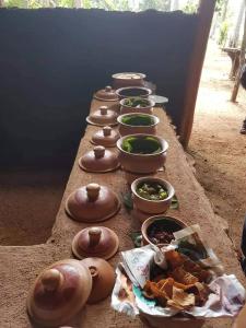 阿努拉德普勒Monara Arana Farm Resort的桌子上一排碗和盘子的食物