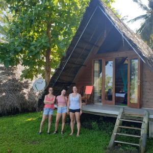 阿努拉德普勒Monara Arana Farm Resort的三名妇女站在房子前面