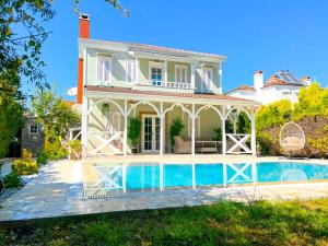 费特希耶Villa Kayi Kottage in Peaceful calis few minutes from Çaliş sunny Beach的别墅前设有游泳池