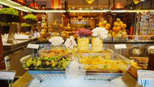 兰州兰州皇冠假日酒店 的展示不同种类的水果和蔬菜
