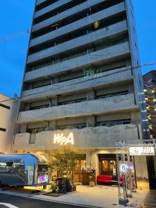 大阪WOLF PACK apartment 1002的停在大楼前的公共汽车