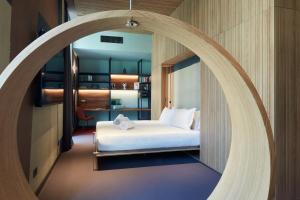 米兰21 House of Stories Navigli的一间卧室配有床和圆镜子