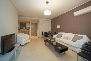 雅典Lovely New Βuild Flat Near Metro - Free Parking的客厅配有白色沙发和电视
