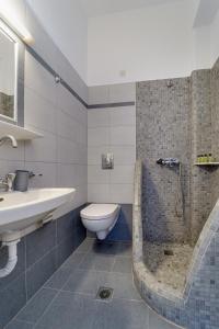 佩里萨M.G. Hotel Studio & Apts的浴室配有卫生间、盥洗盆和淋浴。