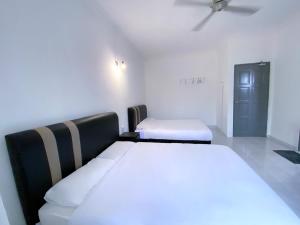 卢穆特Venice Guest Hostel - Bilik Sahaja的一间设有两张床和蓝色门的房间