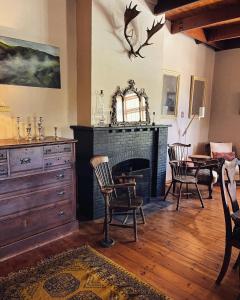 PortervilleThe Heritage country house的客厅设有壁炉、桌子和椅子