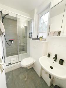 巴特哈尔茨堡Pension Trautheim的白色的浴室设有卫生间和水槽。