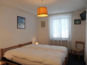 法尔西德多洛米蒂酒店的一间卧室设有一张床和一个窗口