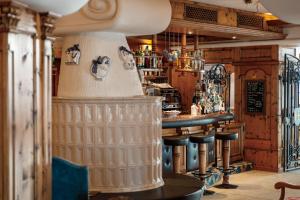 圣马蒂诺-迪卡斯特罗扎贝尔韦德雷酒店的一间酒吧,里面设有凳子和柜台