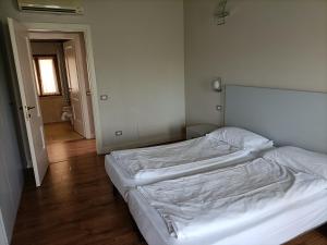 波佐伦戈菲利加纳农庄酒店的卧室配有白色的床