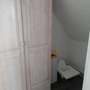 费马恩Ferienwohnung Leuchtturmkieker in Schlagsdorf auf Fehmarn的客房内的白色衣柜和卫生间
