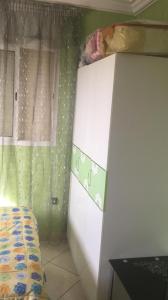 穆罕默迪耶Villa à la compagne的一间卧室配有一张床、一个梳妆台和一扇窗户。