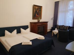 柏林柏林选帝侯大街塞弗特酒店的一间卧室配有一张带两个枕头的床