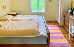 AveroyAmazing Home In Avery With Wifi的一间卧室配有一张床、梳妆台和婴儿床。