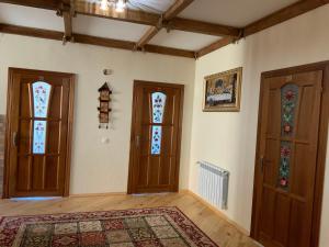 特鲁斯卡韦茨Гостьовий двір РіОНІ的一个空房间,有两个门和一个地毯