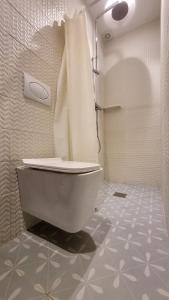 阿比让Signal Appartments的浴室配有白色卫生间和淋浴。