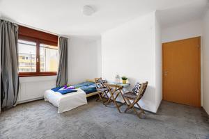 布达佩斯High Class Residence Leopold的卧室配有一张床和一张桌子及椅子