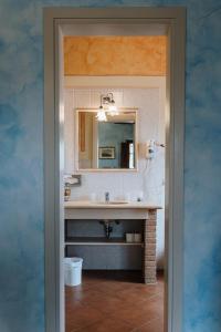 蒙特普齐亚诺Villa Nottola的一间带水槽和镜子的浴室