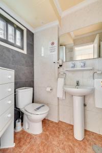 英格兰海滩堂吉诃德公寓的一间带卫生间和水槽的浴室