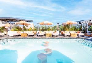 洛杉矶The Shay, a Destination by Hyatt的游泳池,带椅子和遮阳伞