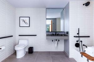 洛杉矶The Shay, a Destination by Hyatt的白色的浴室设有卫生间和水槽。