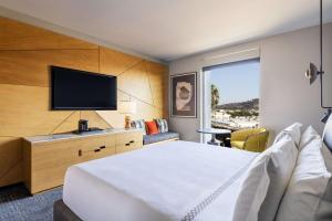 洛杉矶The Shay, a Destination by Hyatt的配有一张床和一台平面电视的酒店客房