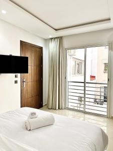 拉巴特MyCity的白色的卧室设有一张大床和一个大窗户