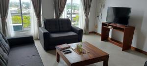 拉夏吉里雅Jays Guest - Rajagiriya Colombo的客厅配有沙发、椅子和电视