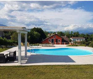 卡西诺Villa Annamaria的一座房子旁带凉亭的大型游泳池