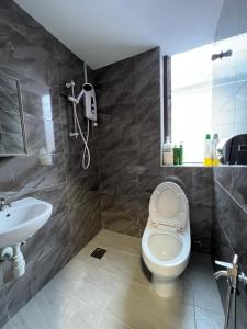 新古毛The Neighbour KKB - Rooms with shared bathroom的一间带卫生间和水槽的浴室