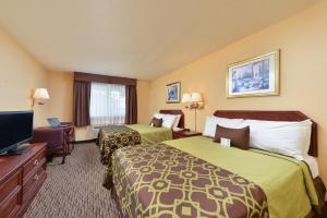 圣何塞圣何塞美国最佳价值旅馆的酒店客房设有两张床和一台平面电视。