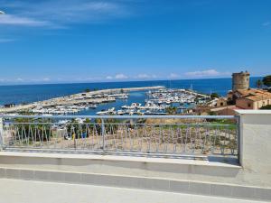 特拉比亚Casa Michela, sea-view apartments的享有码头和水中船只的景色