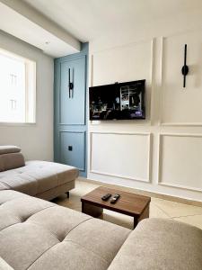 拉巴特MyCity的客厅配有2张沙发和1台平面电视