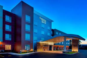 阿默斯特Fairfield Inn & Suites by Marriott Buffalo Amherst/University的酒店前方的 ⁇ 染