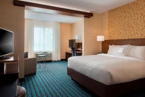 阿默斯特Fairfield Inn & Suites by Marriott Buffalo Amherst/University的酒店客房,配有床和电视