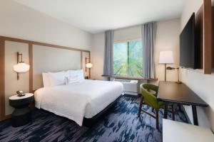 列克星敦Fairfield Inn & Suites by Marriott Lexington East/I-75的配有一张床、一张书桌和一扇窗户的酒店客房