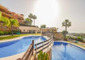 奥亨Marbella Sun Apartment - lush garden and sea view的房屋前的游泳池