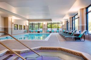 班戈班戈原住客栈的酒店大堂的游泳池,配有桌椅